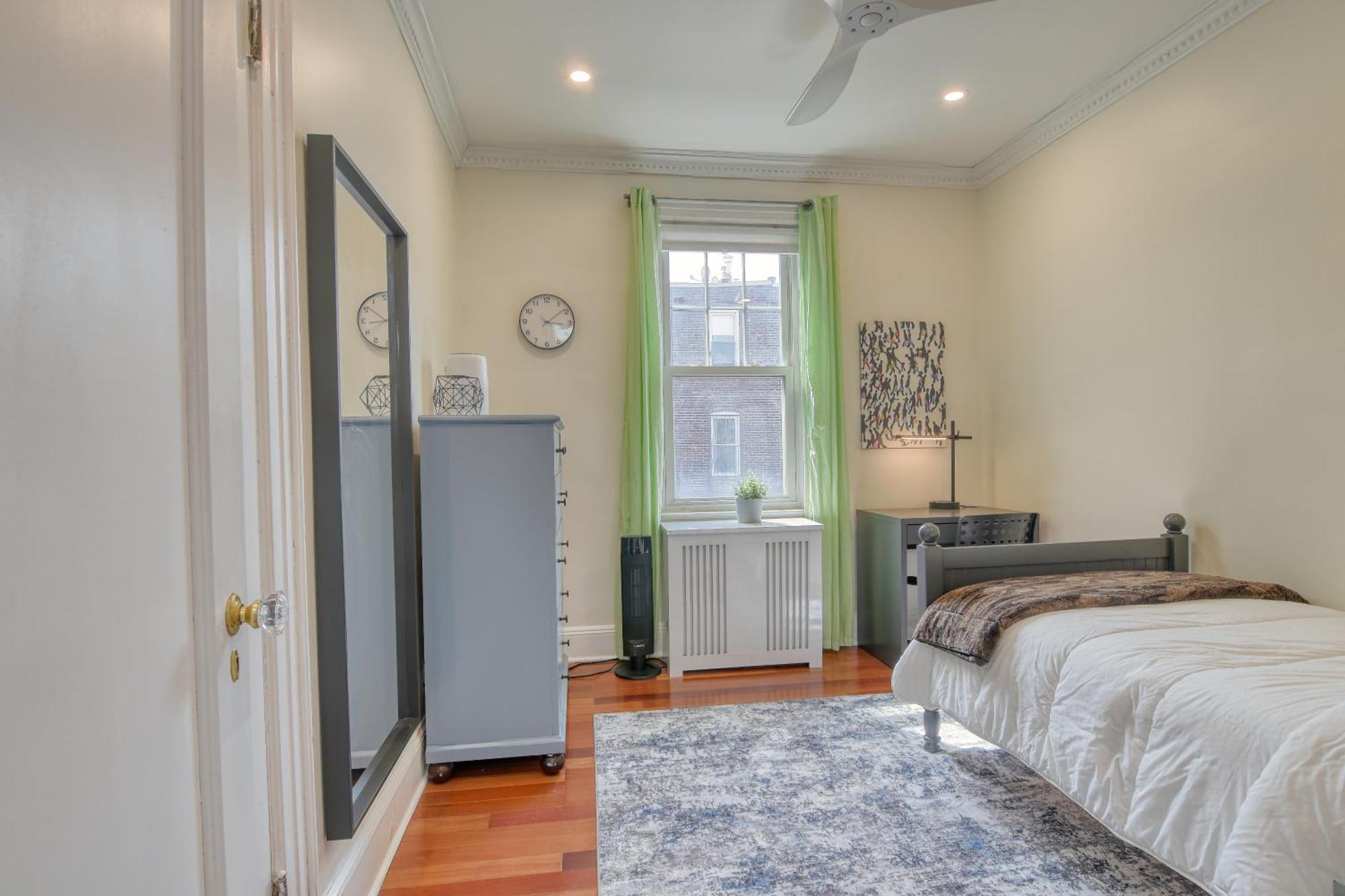 Close To Prospect Park, King Size Beds, 30 Minutes To Times Square, Free Parking Ferienhaus