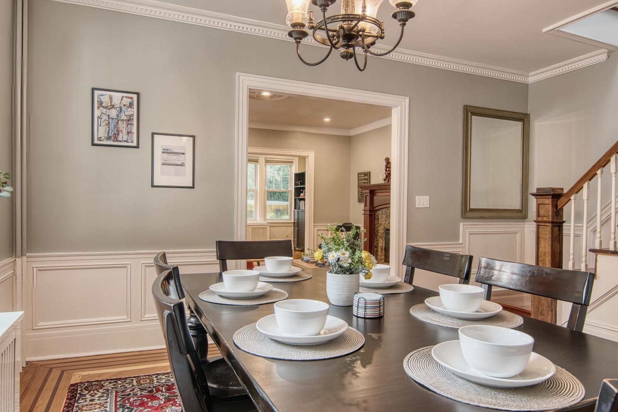 4 Bedroom, 2 Bath, King Beds, Outdoor Space, Grill, Free Parking, Nice Area *