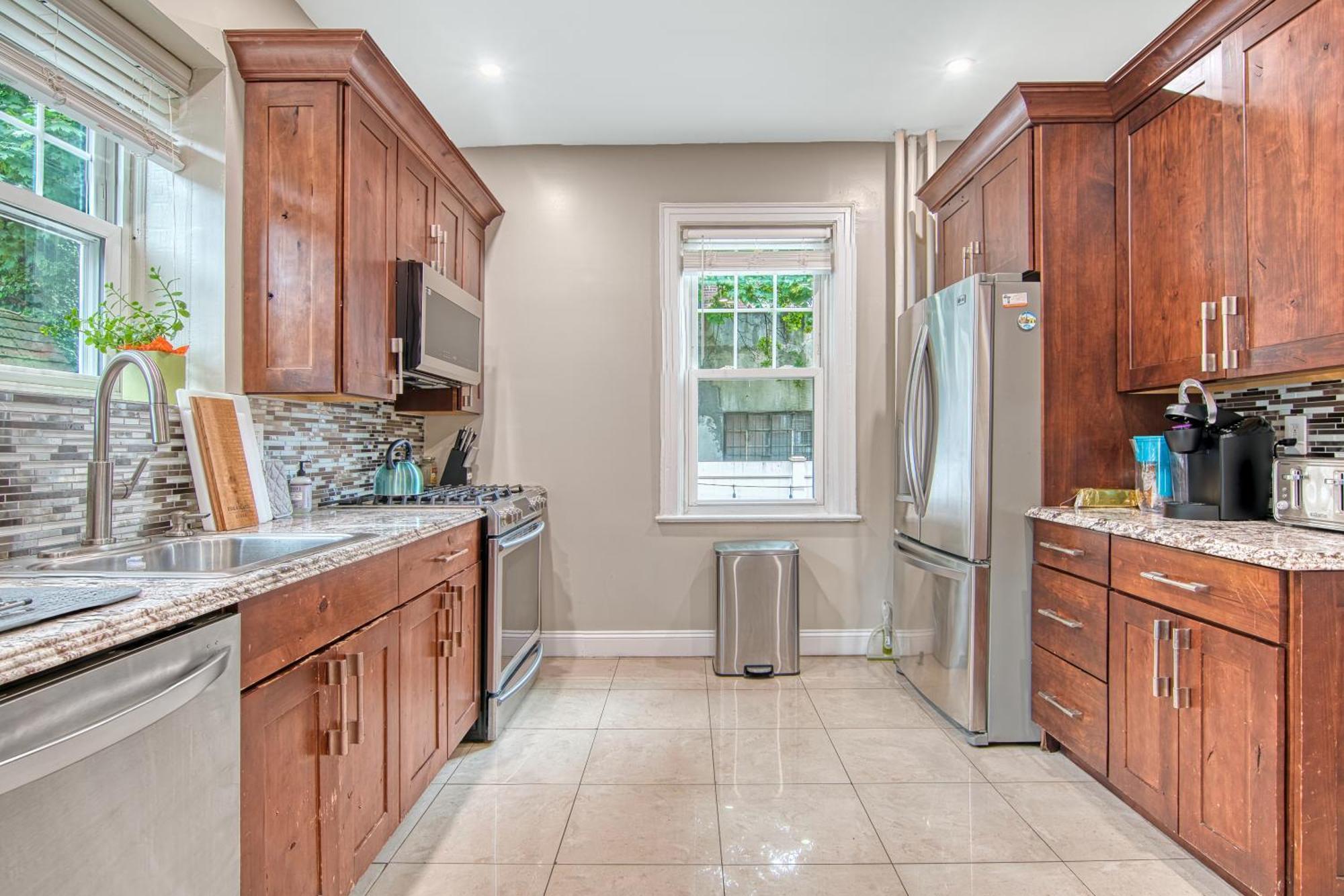 4 Bedroom, 2 Bath, King Beds, Outdoor Space, Grill, Free Parking, Nice Area