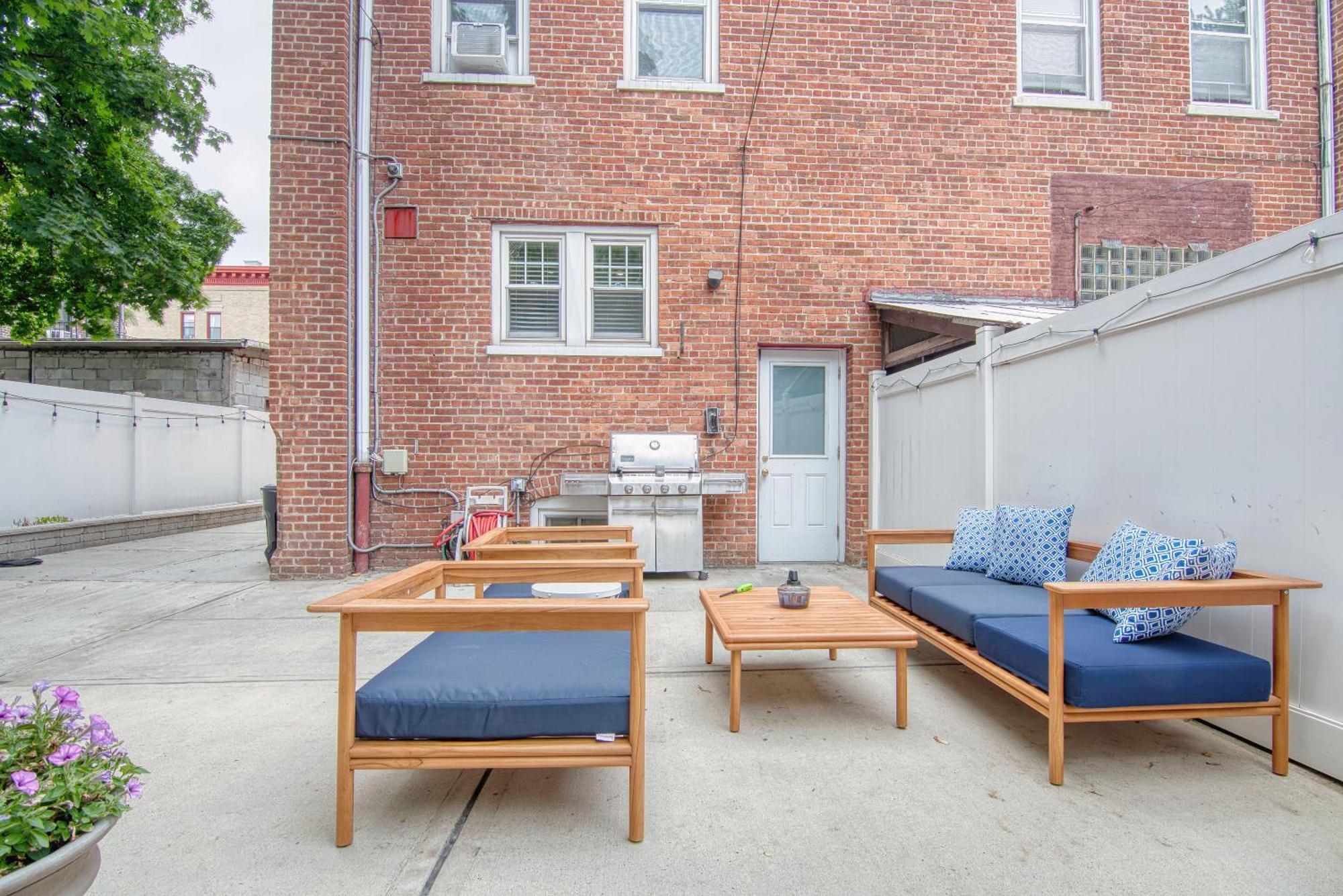 4 Bedroom, 2 Bath, King Beds, Outdoor Space, Grill, Free Parking, Nice Area *