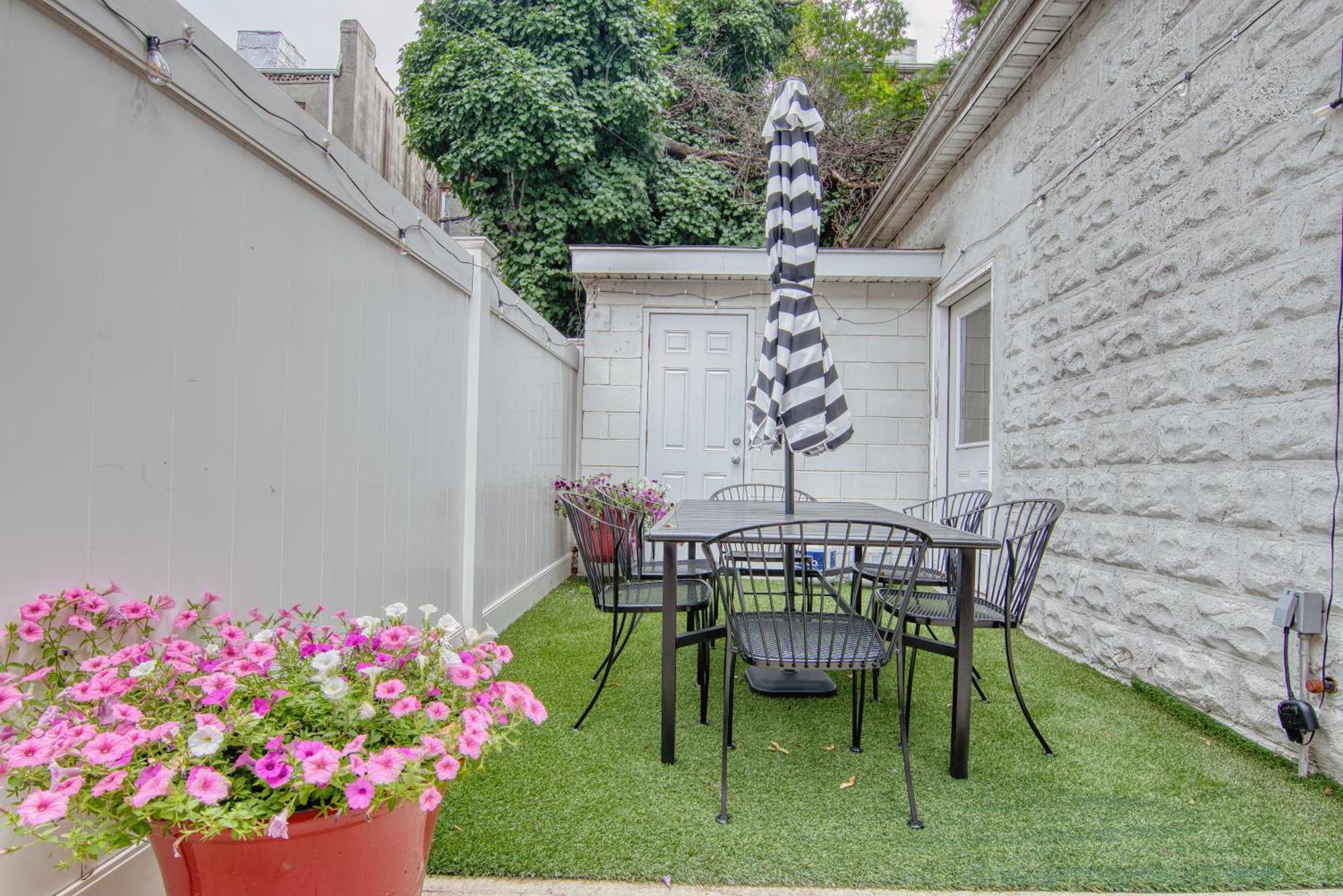 4 Bedroom, 2 Bath, King Beds, Outdoor Space, Grill, Free Parking, Nice Area Casa de férias
